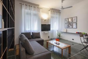 ein Wohnzimmer mit einem Sofa und einem TV in der Unterkunft Santa Margherita Apartment in the city center in Santa Margherita Ligure
