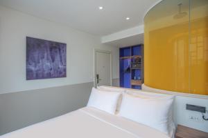 Postel nebo postele na pokoji v ubytování Wink Hotel Saigon Centre - 24hrs Lifestyle Stay