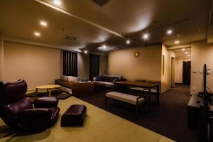 Una sala de espera con sofás, sillas y mesas. en Randor Residence Susukino Suites, en Sapporo