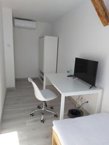 Televízia a/alebo spoločenská miestnosť v ubytovaní Sleep In Center