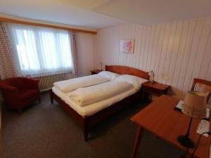 Giường trong phòng chung tại Hotel Tschuggen