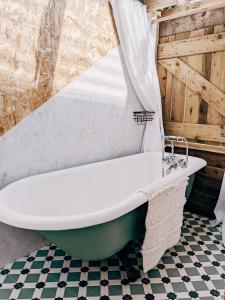 Ένα μπάνιο στο Immaculate Lotus Belle Tent Retreat North Devon