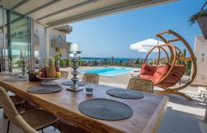 Bazén v ubytování Sea view villa with private pool close to the beach nebo v jeho okolí + 16 fotografií