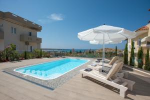 Majoituspaikassa Sea view villa with private pool close to the beach tai sen lähellä sijaitseva uima-allas
