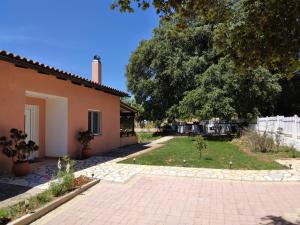 Vonkajšia záhrada v ubytovaní Joleni Cottage in Keramies