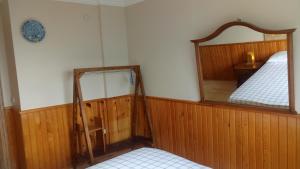 Postel nebo postele na pokoji v ubytování Akulnet 3, looking at amazing viewing of Sera Lake, mountain and sea
