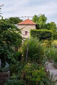 a garden with a house in the background at La Maison Forte in Revigny-sur-Ornain