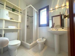 A bathroom at MILA adosado vistas al mar