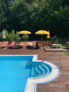 The swimming pool at or close to Hotel Garni Haus am Wald