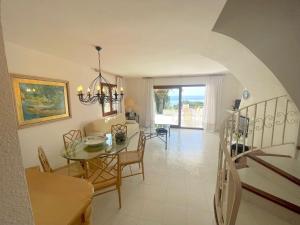 A seating area at MILA adosado vistas al mar