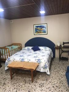 Un dormitorio con una cama y una mesa. en Sicilia confort, en Castellana Sicula