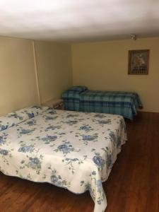 1 dormitorio con 2 camas con sábanas azules y blancas en Sicilia confort, en Castellana Sicula