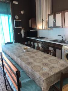 una cocina con mesa y mantel. en Sicilia confort, en Castellana Sicula