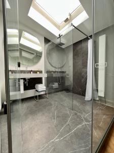 een badkamer met een glazen douche en een wastafel bij WELL Pretty Places - sustainable interior design in the Citycenter in Kassel +62 foto's