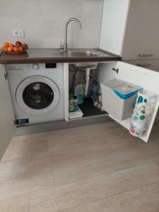 a kitchen with a sink and a washing machine at CASA VACANZE NANA' VIESTE in Vieste