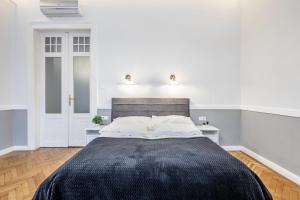 ブダペストにあるLuxurious Apartments At City Centerのベッドルーム1室(大型ベッド1台、黒い毛布付)