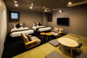 Una habitación de hotel con dos camas y una mesa y sillas. en Randor Residence Susukino Suites, en Sapporo 33 fotos más