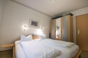 クックスハーフェンにあるFerienwohnung am Swatten Diek 36 FeWo 2のホテルルーム内の大きな白いベッド