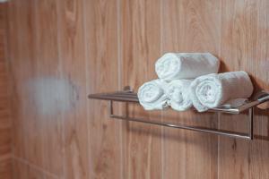 kilka ręczników na wieszaku na ręczniki w łazience w obiekcie Home Sweet Home Prevezas w Prewezie