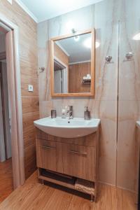 łazienka z umywalką i lustrem w obiekcie Home Sweet Home Prevezas w Prewezie