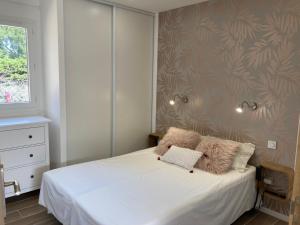 Een bed of bedden in een kamer bij Villa Célina Accessible PMR
