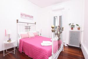 A bed or beds in a room at Luccil's Home Downtown