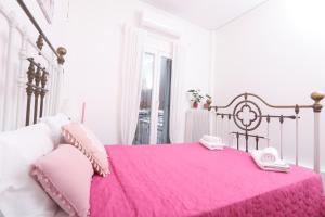 A bed or beds in a room at Luccil's Home Downtown