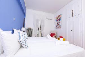A bed or beds in a room at Luccil's Home Downtown