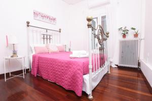 A bed or beds in a room at Luccil's Home Downtown