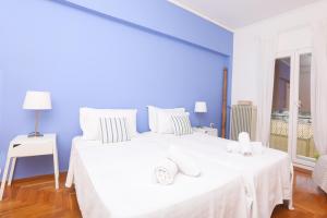 A bed or beds in a room at Luccil's Home Downtown
