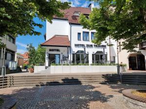 - un bâtiment blanc avec un escalier devant dans l'établissement Hotel zur Traube, à Möglingen