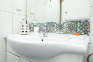 A bathroom at Luccil's Home Downtown Még 34 kép