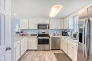 Η κουζίνα ή μικρή κουζίνα στο Beachfront getaway with ocean views, washer/dryer & AC - snowbirds welcome