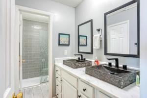 Ένα μπάνιο στο Beachfront getaway with ocean views, washer/dryer & AC - snowbirds welcome +29 φωτογραφίες