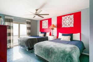 Ένα ή περισσότερα κρεβάτια σε δωμάτιο στο Beachfront getaway with ocean views, washer/dryer & AC - snowbirds welcome