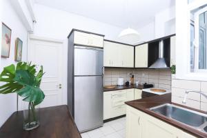 A kitchen or kitchenette at Luccil's Home Downtown