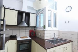 A kitchen or kitchenette at Luccil's Home Downtown