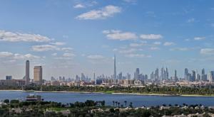 vista su una città con un fiume e una città di Hyatt Regency Dubai Creek Heights a Dubai