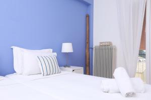 A bed or beds in a room at Luccil's Home Downtown