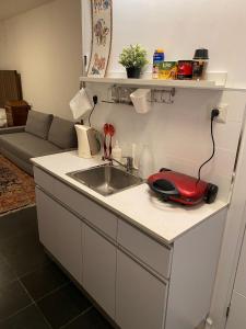 Kuchyň nebo kuchyňský kout v ubytování Pleasant Loft Apartment In The Heart Of Tel-Aviv