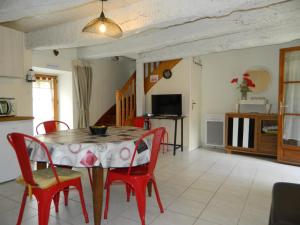 Penty La Houssaye في بونتيفي: مطبخ وغرفة طعام مع طاولة وكراسي