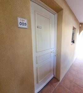 Zdjęcie z galerii obiektu Hôtel du Golf de Pont Royal - appartement paisible rez de jardin - terrasse & piscine w mieście Mallemort