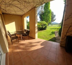 Ogród w obiekcie Hôtel du Golf de Pont Royal - appartement paisible rez de jardin - terrasse & piscine