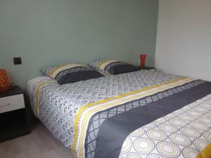 1 dormitorio con 1 cama grande y 2 almohadas en Gite des artistes en Changy