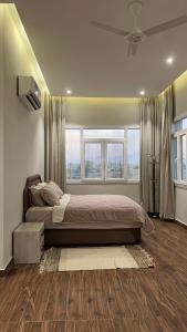 - une chambre avec un lit et une grande fenêtre dans l'établissement Ocean Chalet, à Salalah