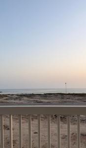 une clôture sur la plage avec l'océan en arrière-plan dans l'établissement Ocean Chalet, à Salalah