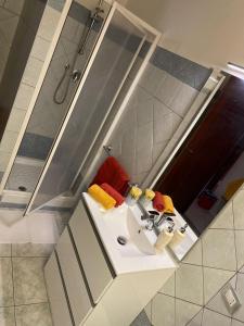 een badkamer met een wastafel en een douche bij Vento di Mare in Muravera