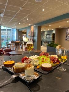 una mesa con dos platos de comida y copas de vino en Campanile Lyon Centre Part-Dieu, en Lyon