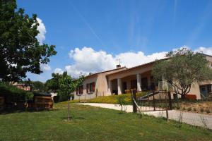 ein Haus mit einem Hof davor in der Unterkunft Maison Le Grand Verger in Goult