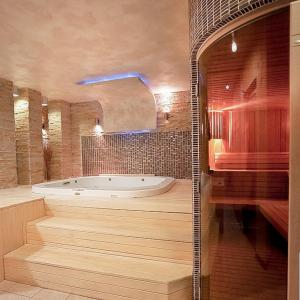 een grote badkamer met een bad en een douche bij Helena Apartments in Kopaonik